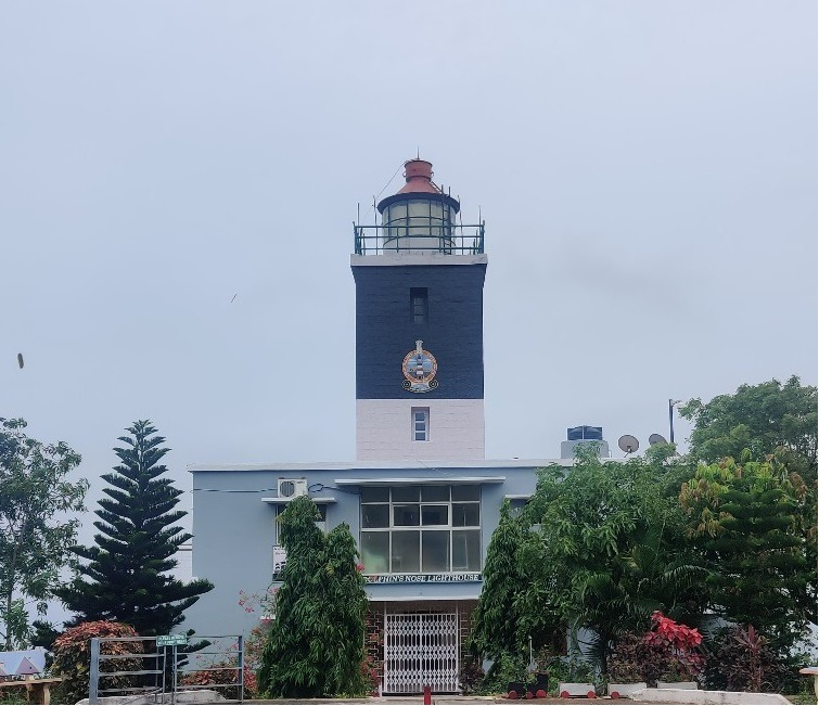 Dolphin-Nose-Lighthouse 